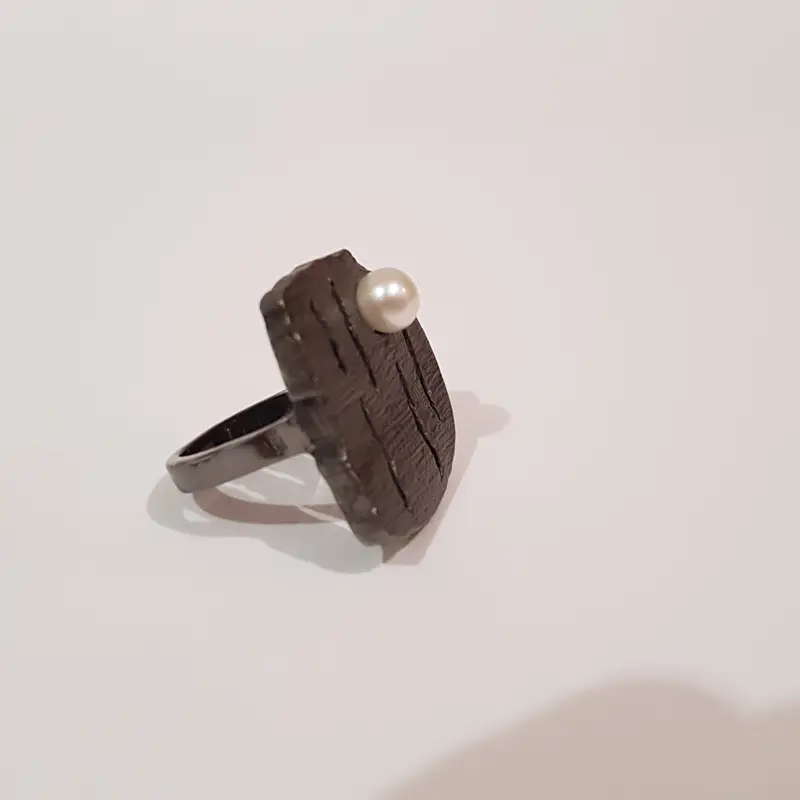 Anell rectangular fosc amb perla